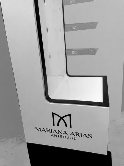 exhibidor Mariana Arias de pie 2